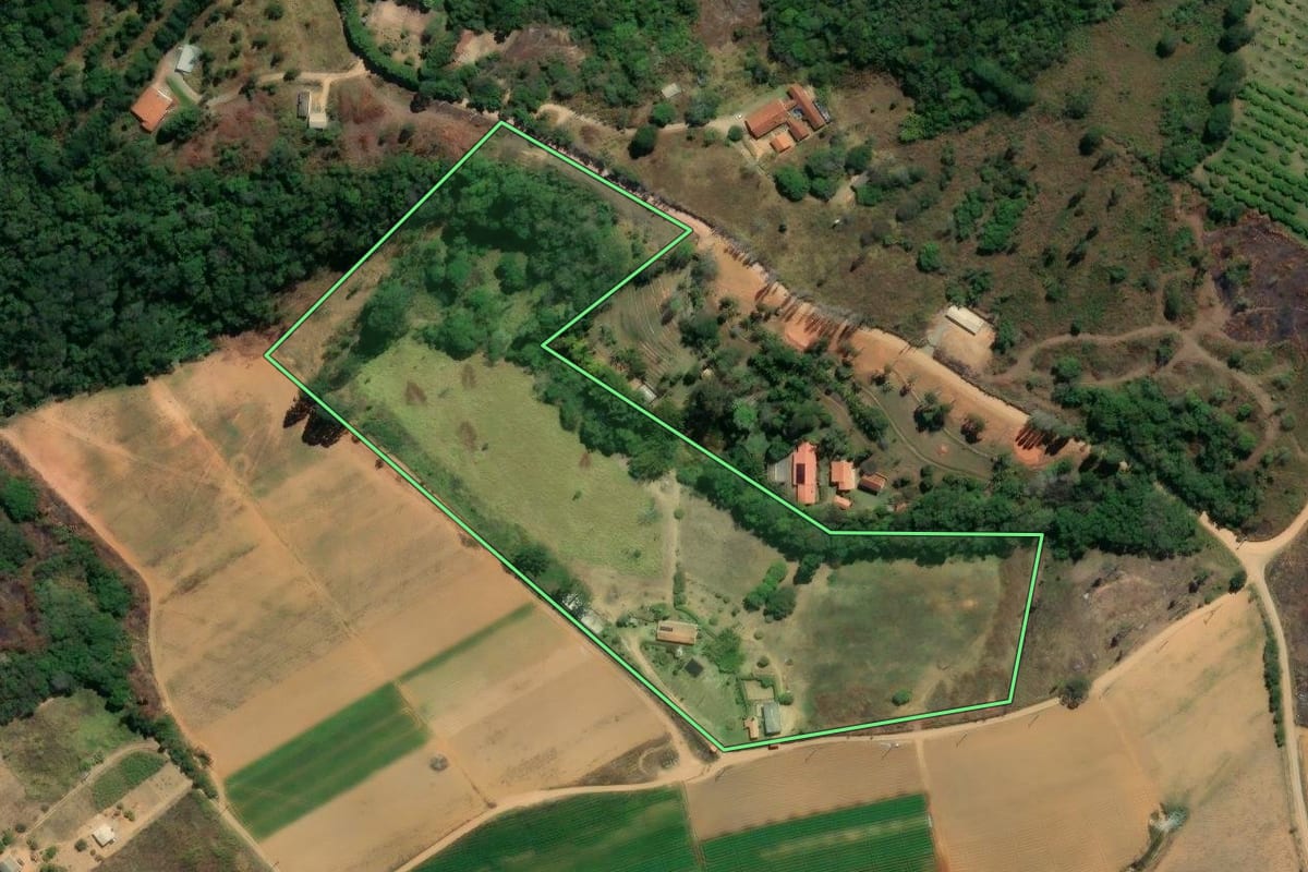 Imagem de satélite do imóvel rural em Piedade (SP), com o contorno declarado no CAR desenhado por cima.