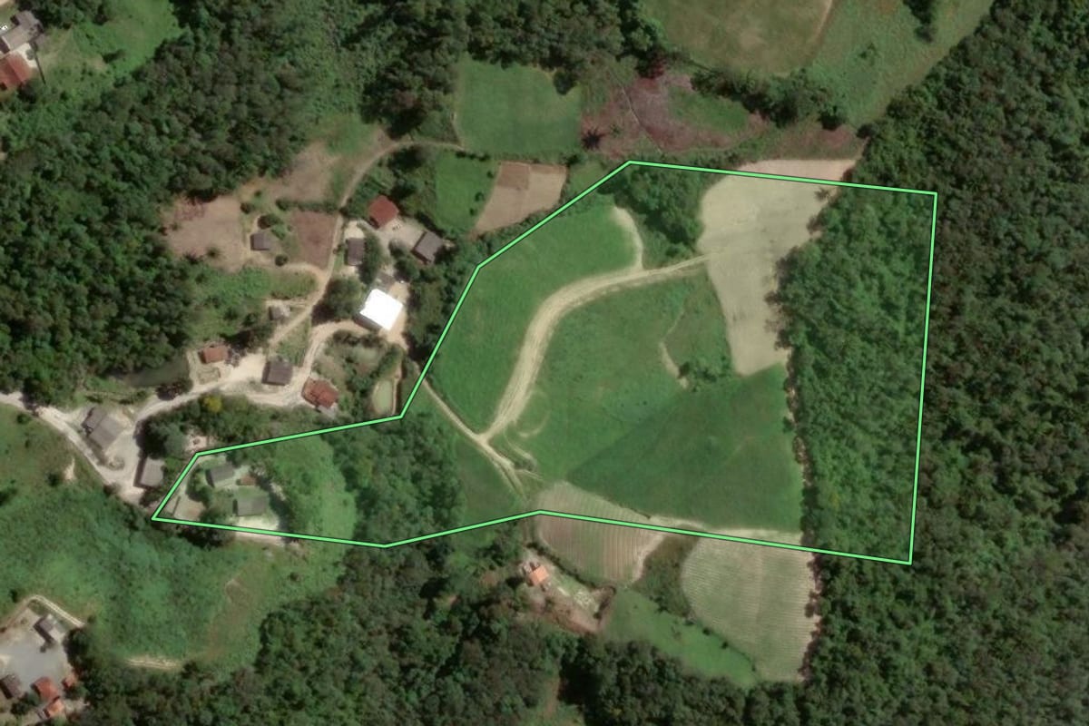 Imagem de satélite do imóvel rural em Piedade (SP), com o contorno declarado no CAR desenhado por cima.