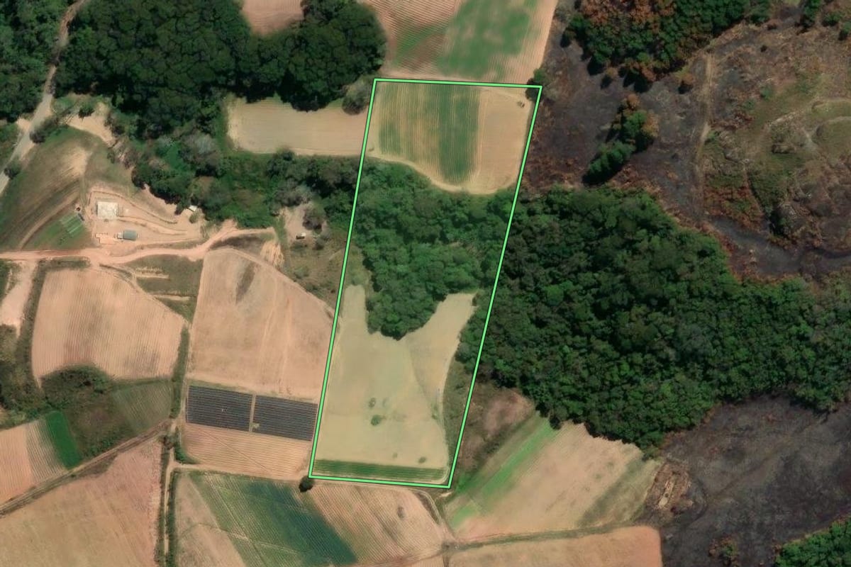 Imagem de satélite do imóvel rural em Piedade (SP), com o contorno declarado no CAR desenhado por cima.