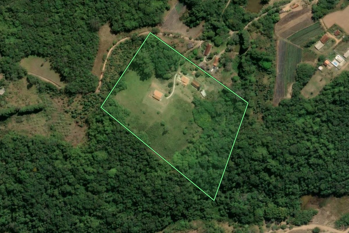 Imagem de satélite do imóvel rural em Piedade (SP), com o contorno declarado no CAR desenhado por cima.