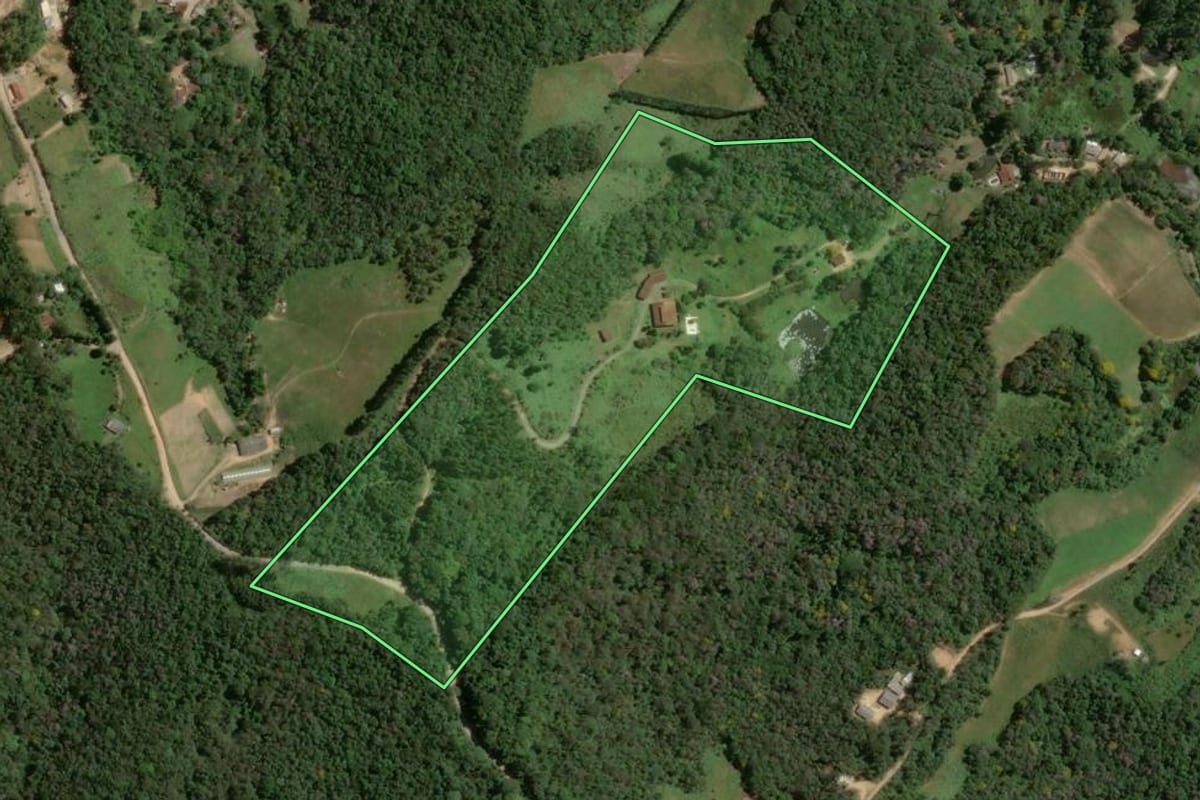 Imagem de satélite do imóvel rural em Piedade (SP), com o contorno declarado no CAR desenhado por cima.