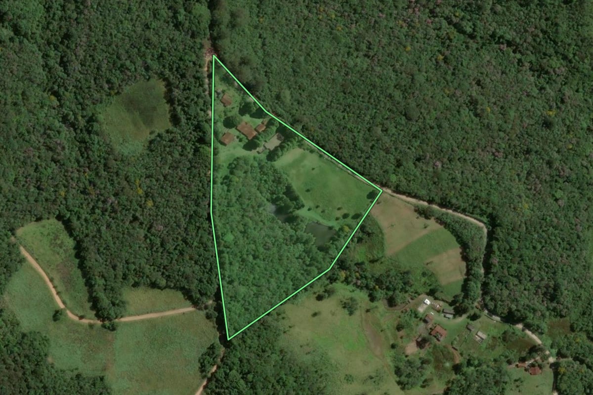 Imagem de satélite do imóvel rural em Piedade (SP), com o contorno declarado no CAR desenhado por cima.
