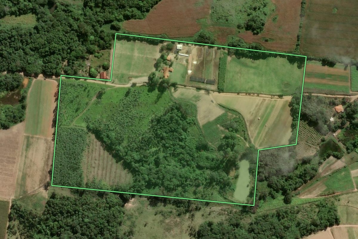 Imagem de satélite do imóvel rural em Piedade (SP), com o contorno declarado no CAR desenhado por cima.