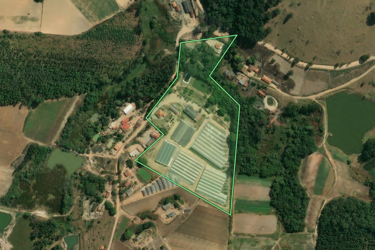Imagem de satélite do imóvel rural em Piedade (SP), com o contorno declarado no CAR desenhado por cima.