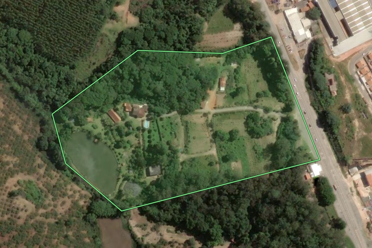 Imagem de satélite do imóvel rural em Piedade (SP), com o contorno declarado no CAR desenhado por cima.