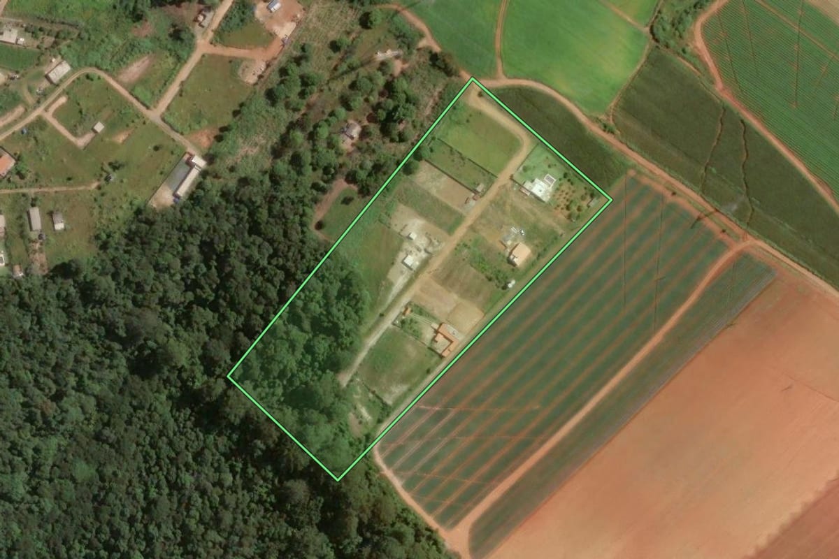 Imagem de satélite do imóvel rural em Piedade (SP), com o contorno declarado no CAR desenhado por cima.