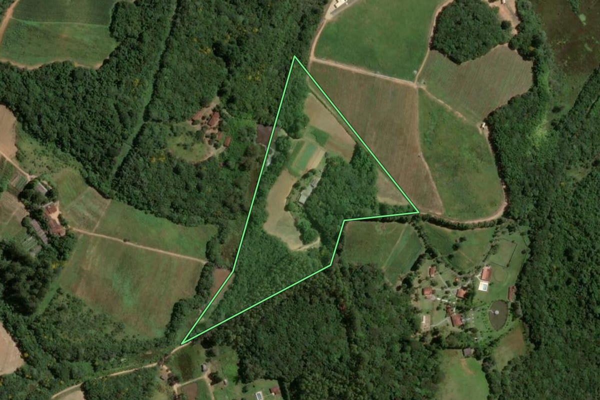 Imagem de satélite do imóvel rural em Piedade (SP), com o contorno declarado no CAR desenhado por cima.