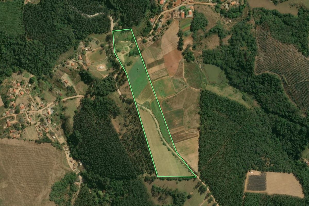 Imagem de satélite do imóvel rural em Piedade (SP), com o contorno declarado no CAR desenhado por cima.
