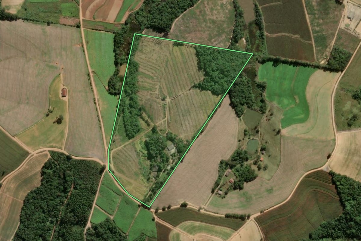 Imagem de satélite do imóvel rural em Piedade (SP), com o contorno declarado no CAR desenhado por cima.