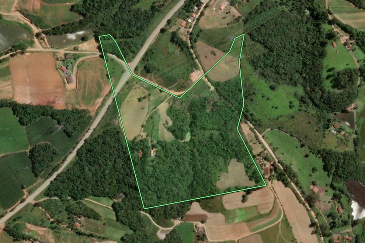 Imagem de satélite do imóvel rural em Piedade (SP), com o contorno declarado no CAR desenhado por cima.