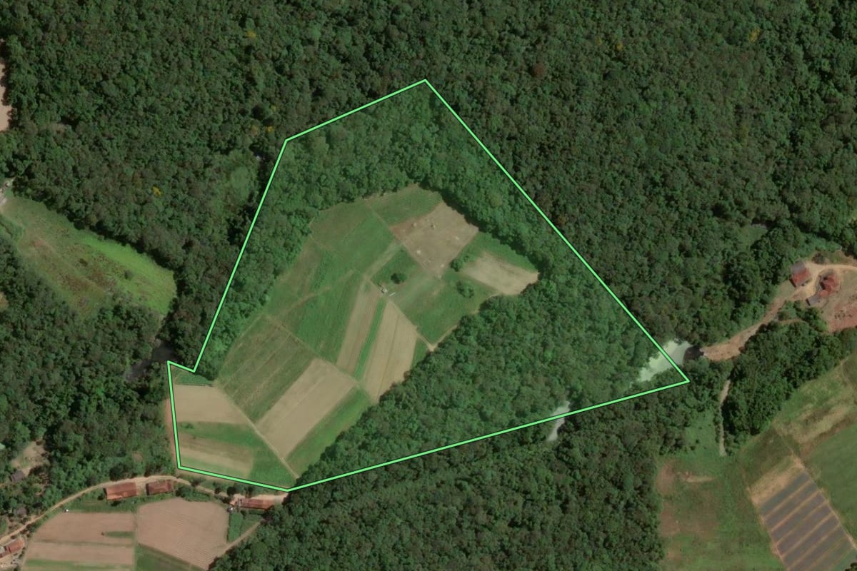 Imagem de satélite do imóvel rural em Piedade (SP), com o contorno declarado no CAR desenhado por cima.