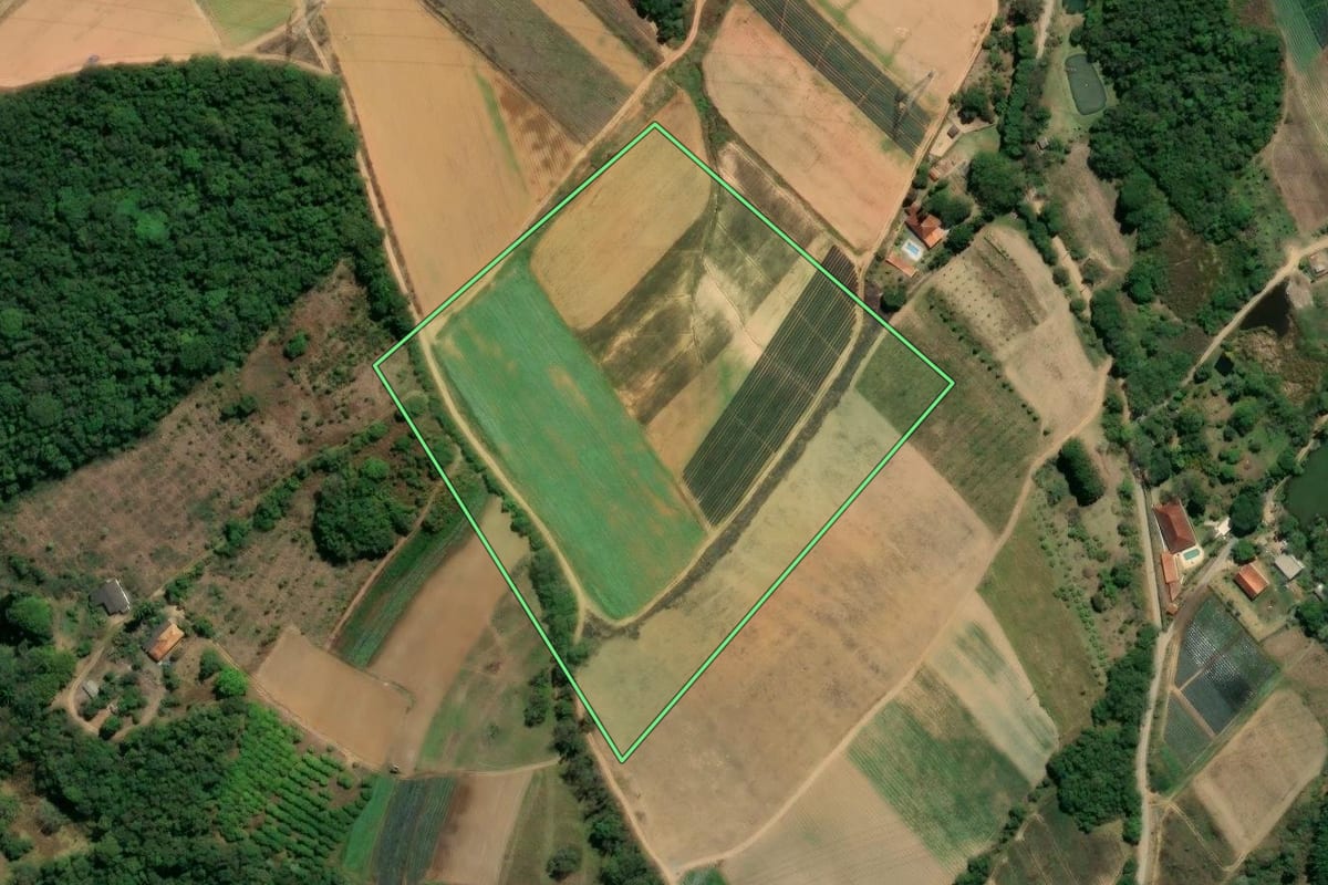 Imagem de satélite do imóvel rural em Piedade (SP), com o contorno declarado no CAR desenhado por cima.