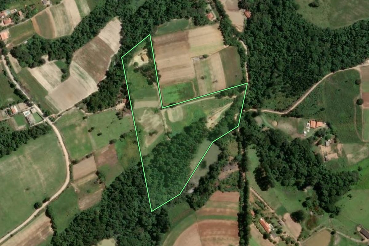 Imagem de satélite do imóvel rural em Piedade (SP), com o contorno declarado no CAR desenhado por cima.