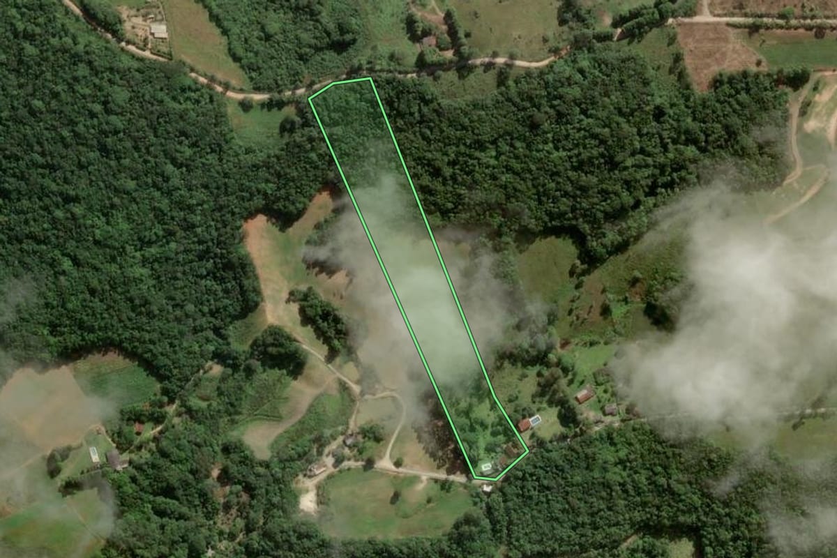 Imagem de satélite do imóvel rural em Piedade (SP), com o contorno declarado no CAR desenhado por cima.