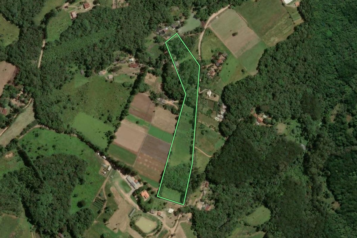 Imagem de satélite do imóvel rural em Piedade (SP), com o contorno declarado no CAR desenhado por cima.