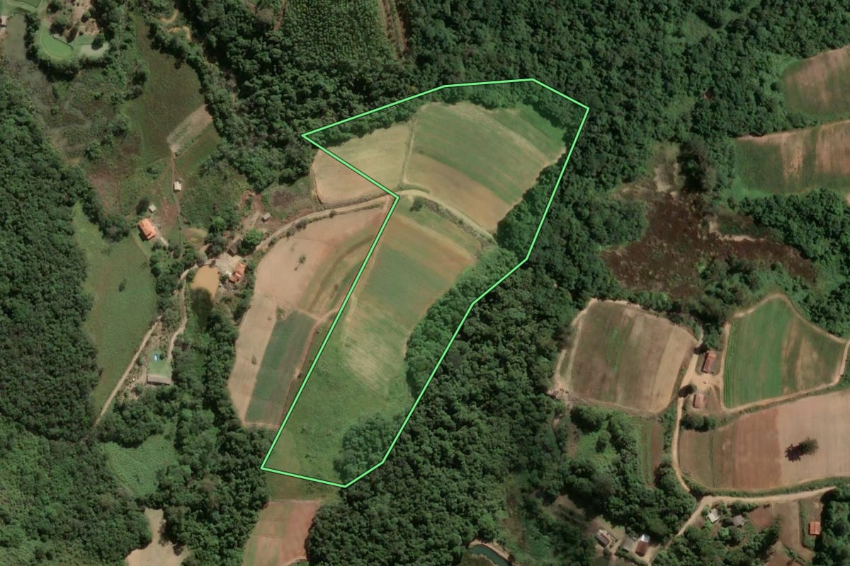 Imagem de satélite do imóvel rural em Piedade (SP), com o contorno declarado no CAR desenhado por cima.
