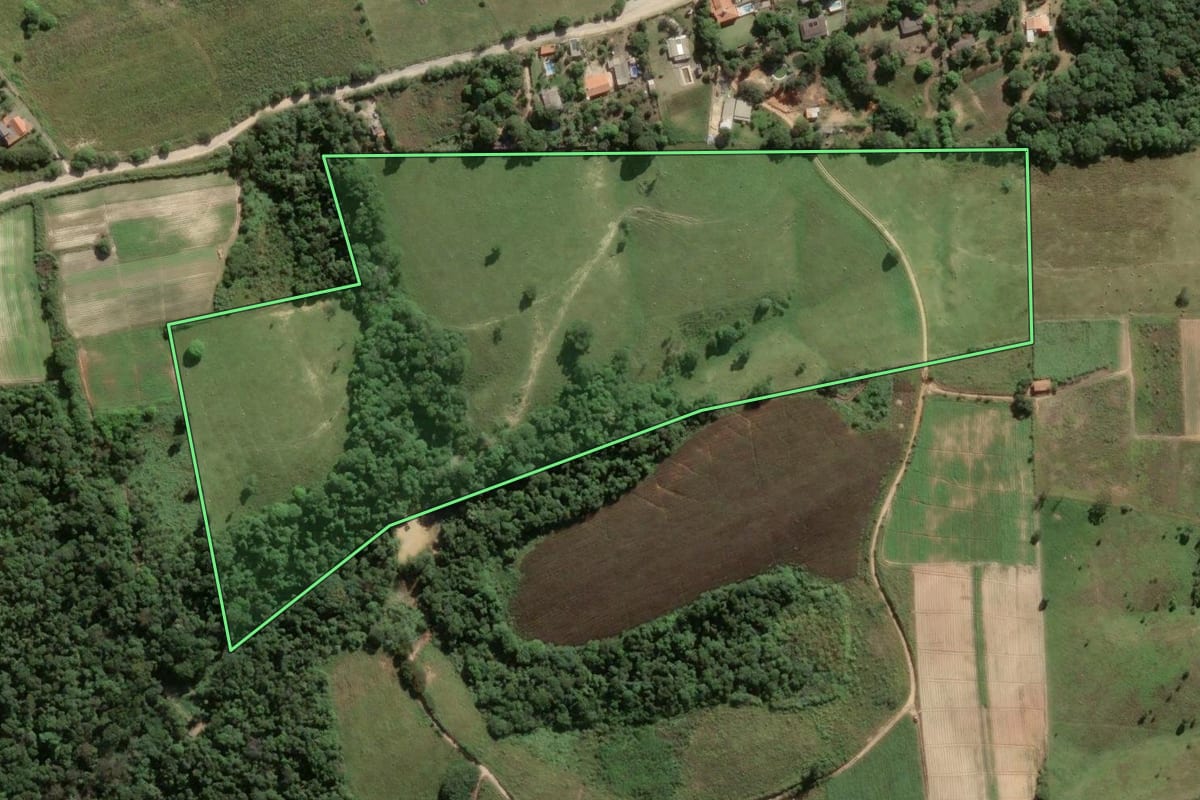 Imagem de satélite do imóvel rural em Piedade (SP), com o contorno declarado no CAR desenhado por cima.