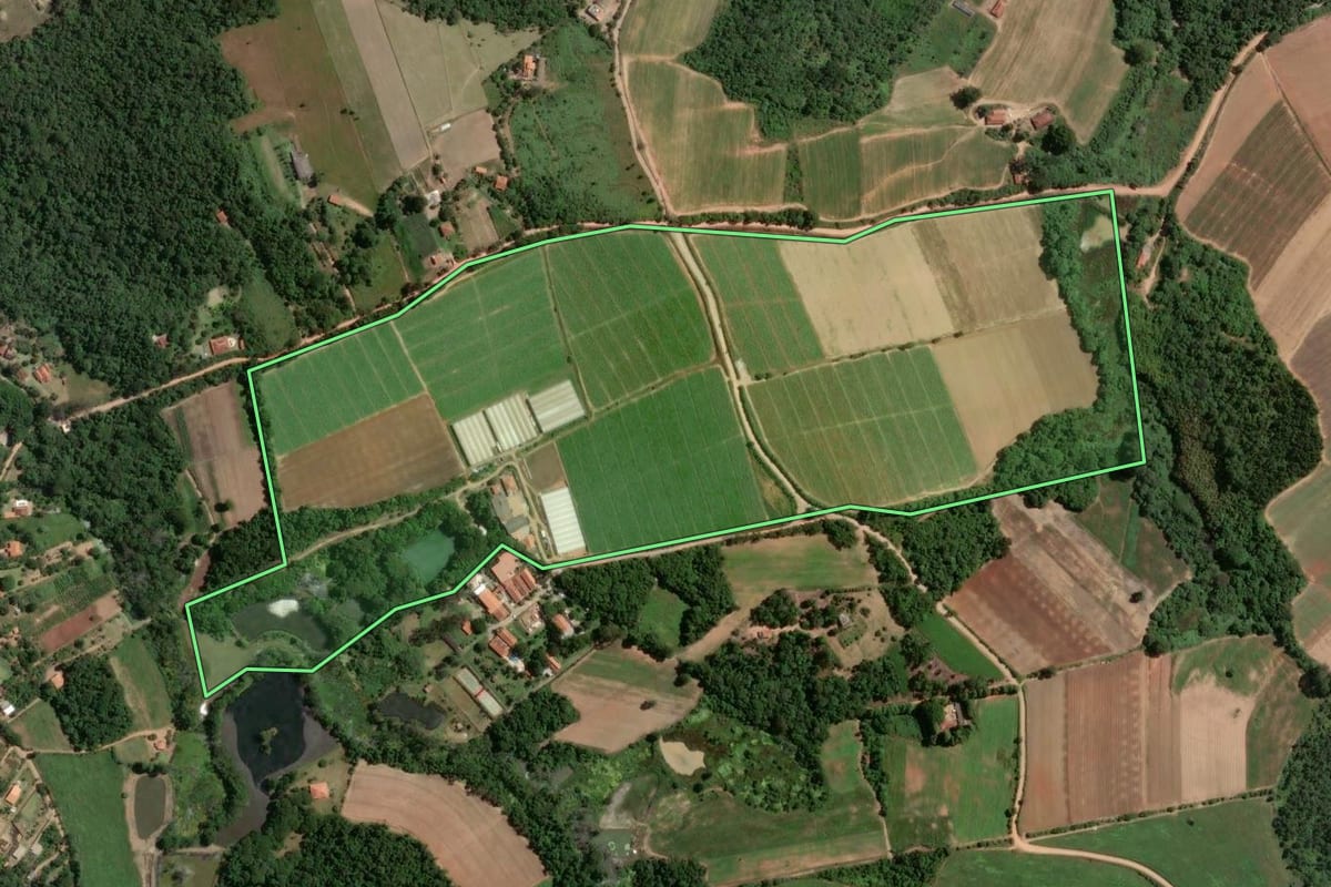 Imagem de satélite do imóvel rural em Piedade (SP), com o contorno declarado no CAR desenhado por cima.