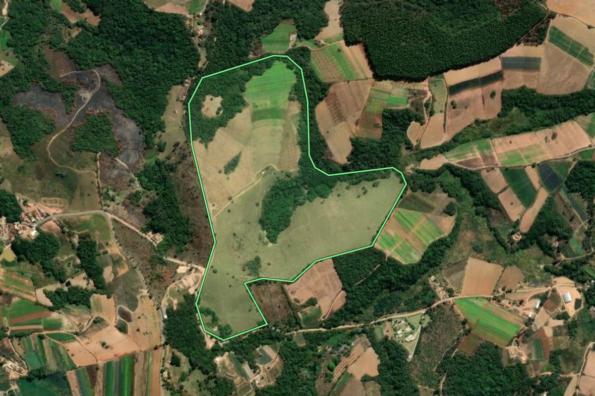 Imagem de satélite do imóvel rural em Piedade (SP), com o contorno declarado no CAR desenhado por cima.