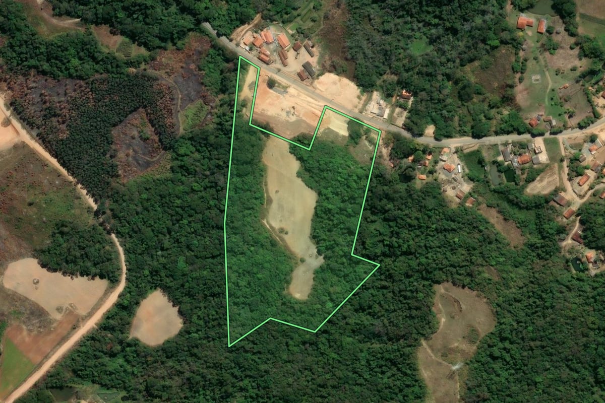 Imagem de satélite do imóvel rural em Piedade (SP), com o contorno declarado no CAR desenhado por cima.