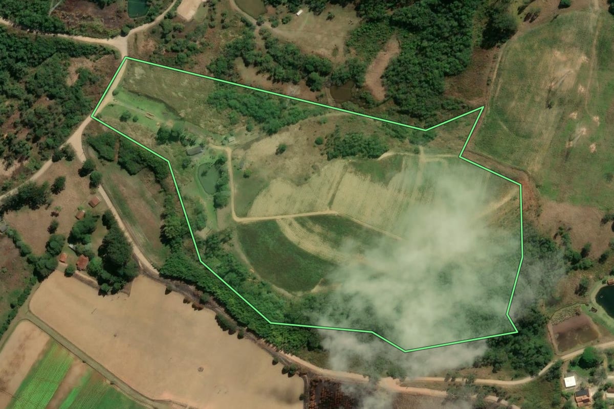 Imagem de satélite do imóvel rural em Piedade (SP), com o contorno declarado no CAR desenhado por cima.