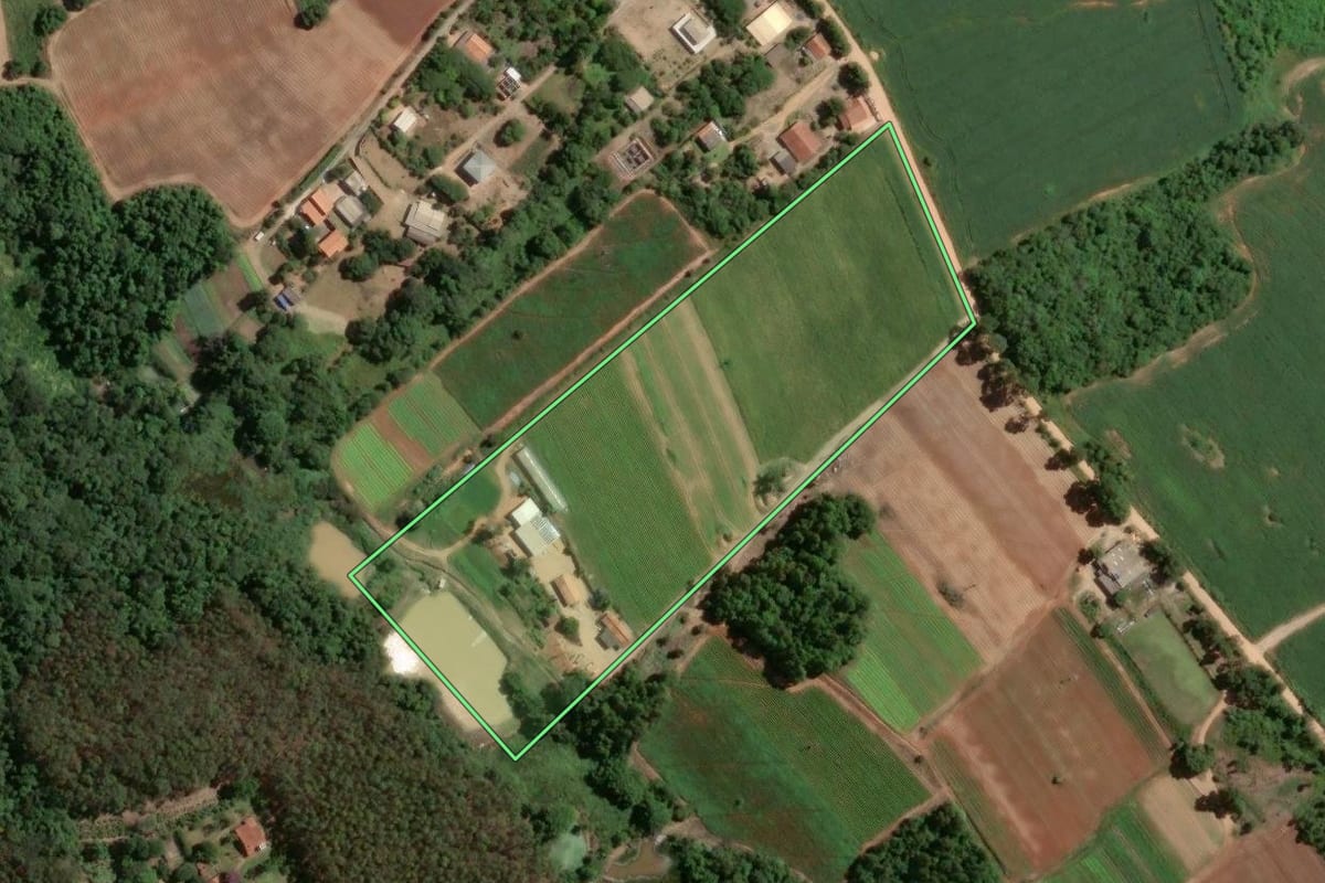 Imagem de satélite do imóvel rural em Piedade (SP), com o contorno declarado no CAR desenhado por cima.