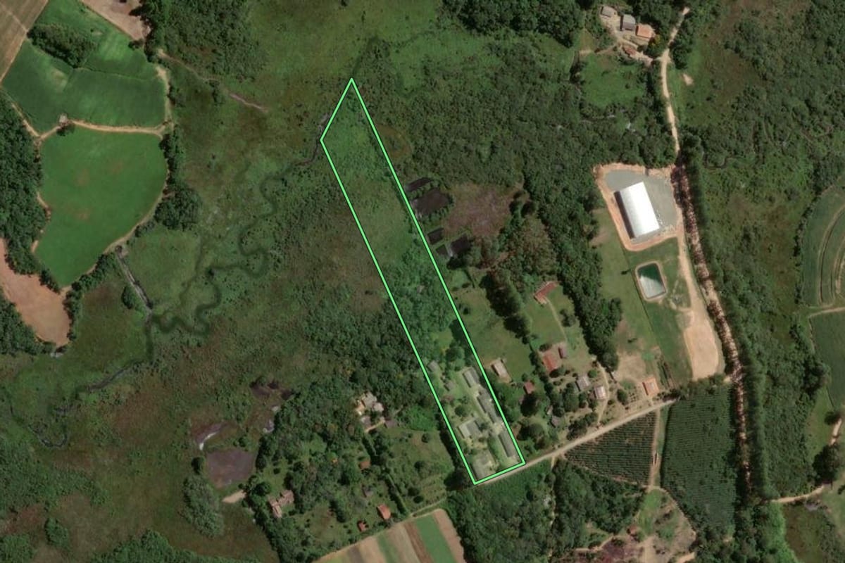 Imagem de satélite do imóvel rural em Piedade (SP), com o contorno declarado no CAR desenhado por cima.