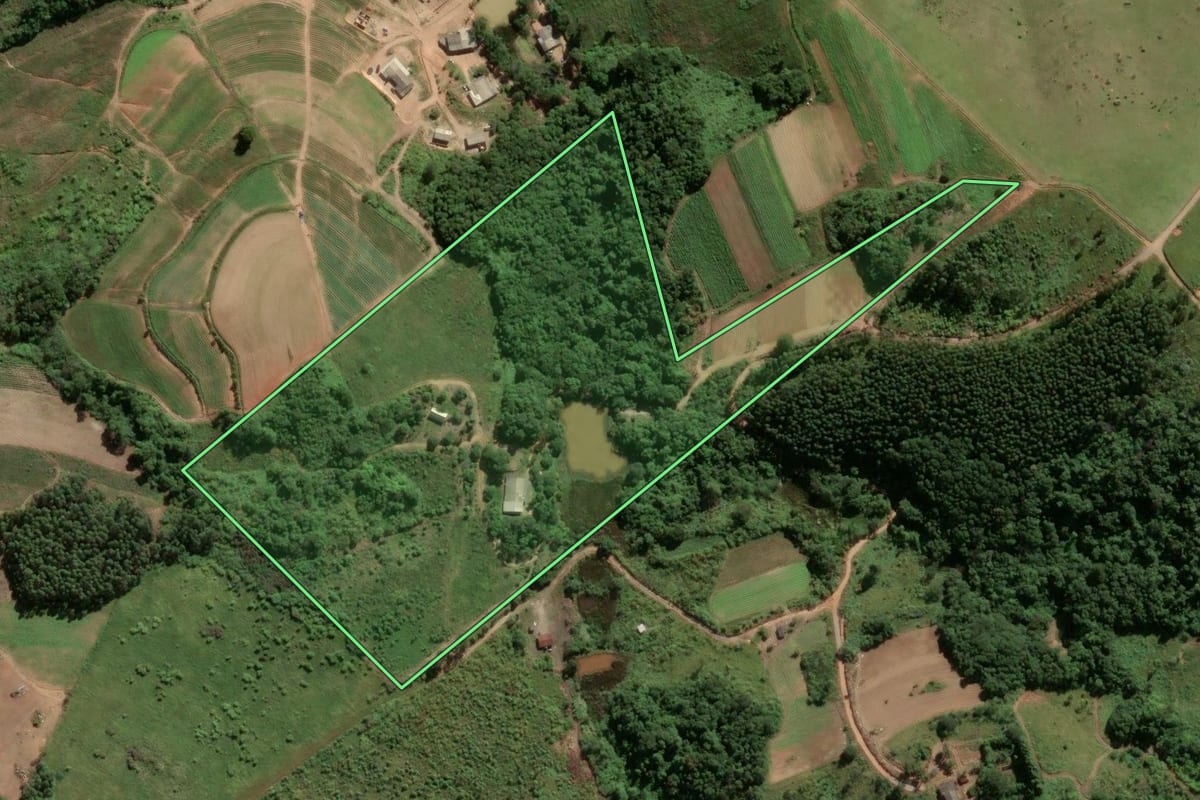 Imagem de satélite do imóvel rural em Piedade (SP), com o contorno declarado no CAR desenhado por cima.