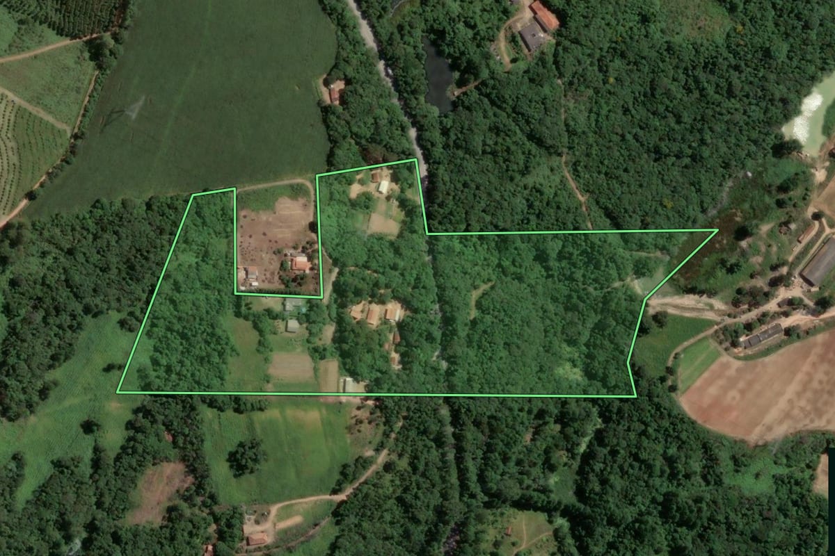 Imagem de satélite do imóvel rural em Piedade (SP), com o contorno declarado no CAR desenhado por cima.