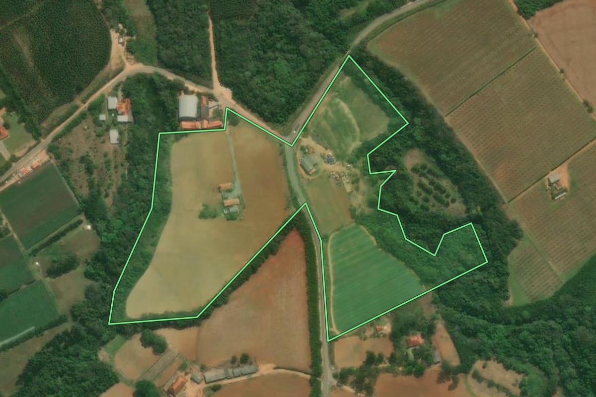 Imagem de satélite do imóvel rural em Pilar do Sul (SP), com o contorno declarado no CAR desenhado por cima.