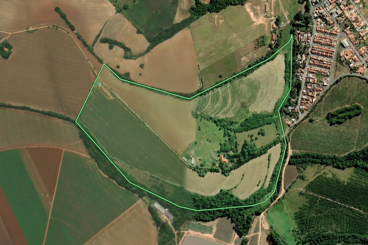 Imagem de satélite do imóvel rural em Pilar do Sul (SP), com o contorno declarado no CAR desenhado por cima.