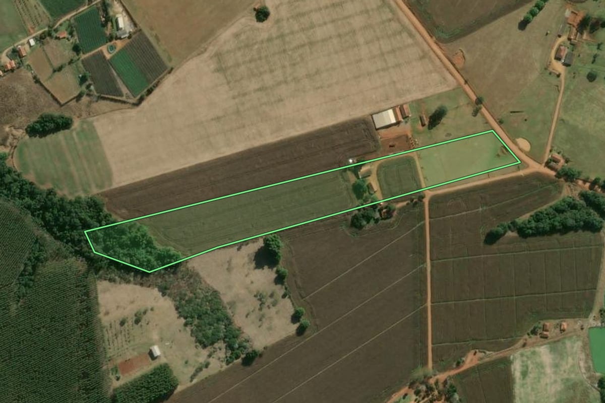 Imagem de satélite do imóvel rural em Pilar do Sul (SP), com o contorno declarado no CAR desenhado por cima.