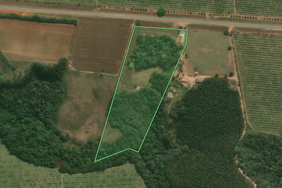 Imagem de satélite do imóvel rural em Pilar do Sul (SP), com o contorno declarado no CAR desenhado por cima.