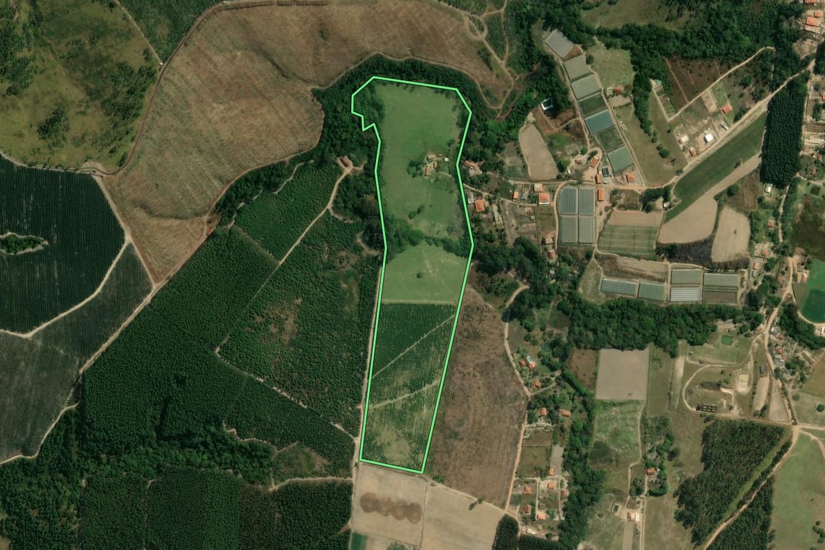 Imagem de satélite do imóvel rural em Pilar do Sul (SP), com o contorno declarado no CAR desenhado por cima.