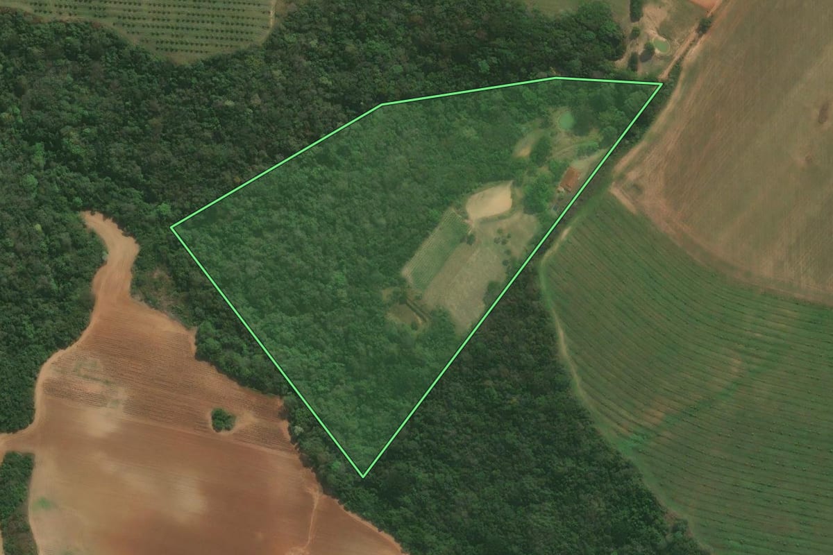 Imagem de satélite do imóvel rural em Pilar do Sul (SP), com o contorno declarado no CAR desenhado por cima.