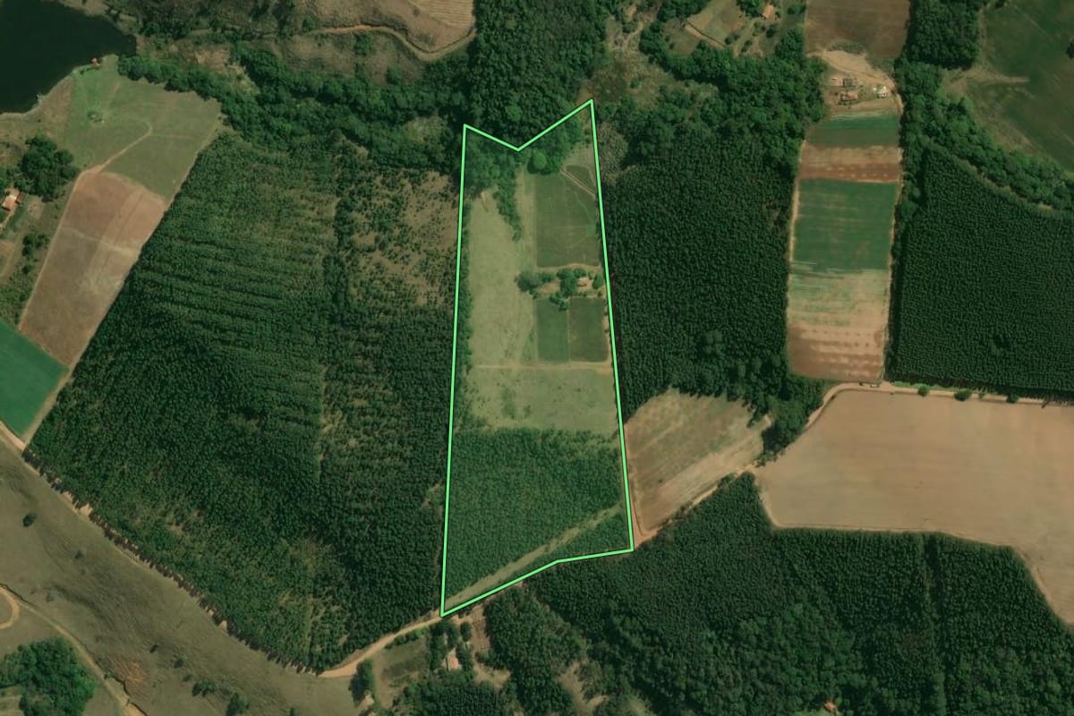 Imagem de satélite do imóvel rural em Pilar do Sul (SP), com o contorno declarado no CAR desenhado por cima.