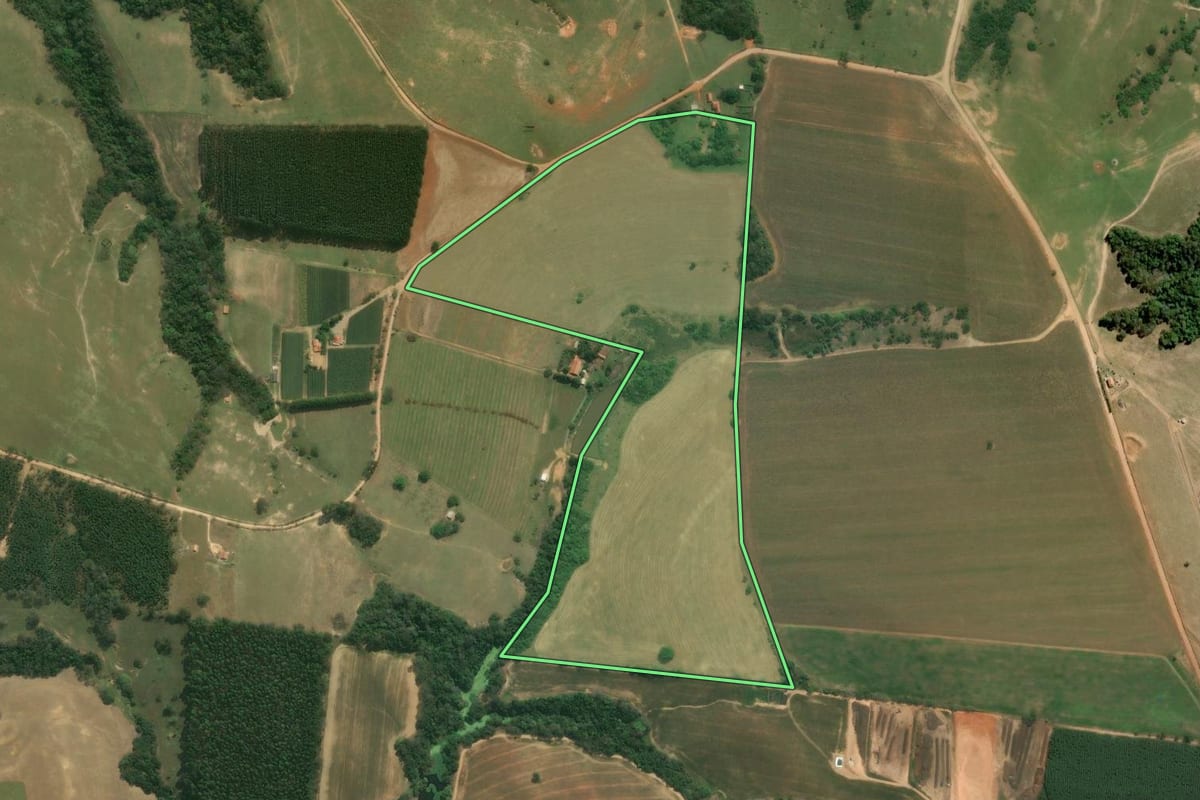 Imagem de satélite do imóvel rural em Pilar do Sul (SP), com o contorno declarado no CAR desenhado por cima.
