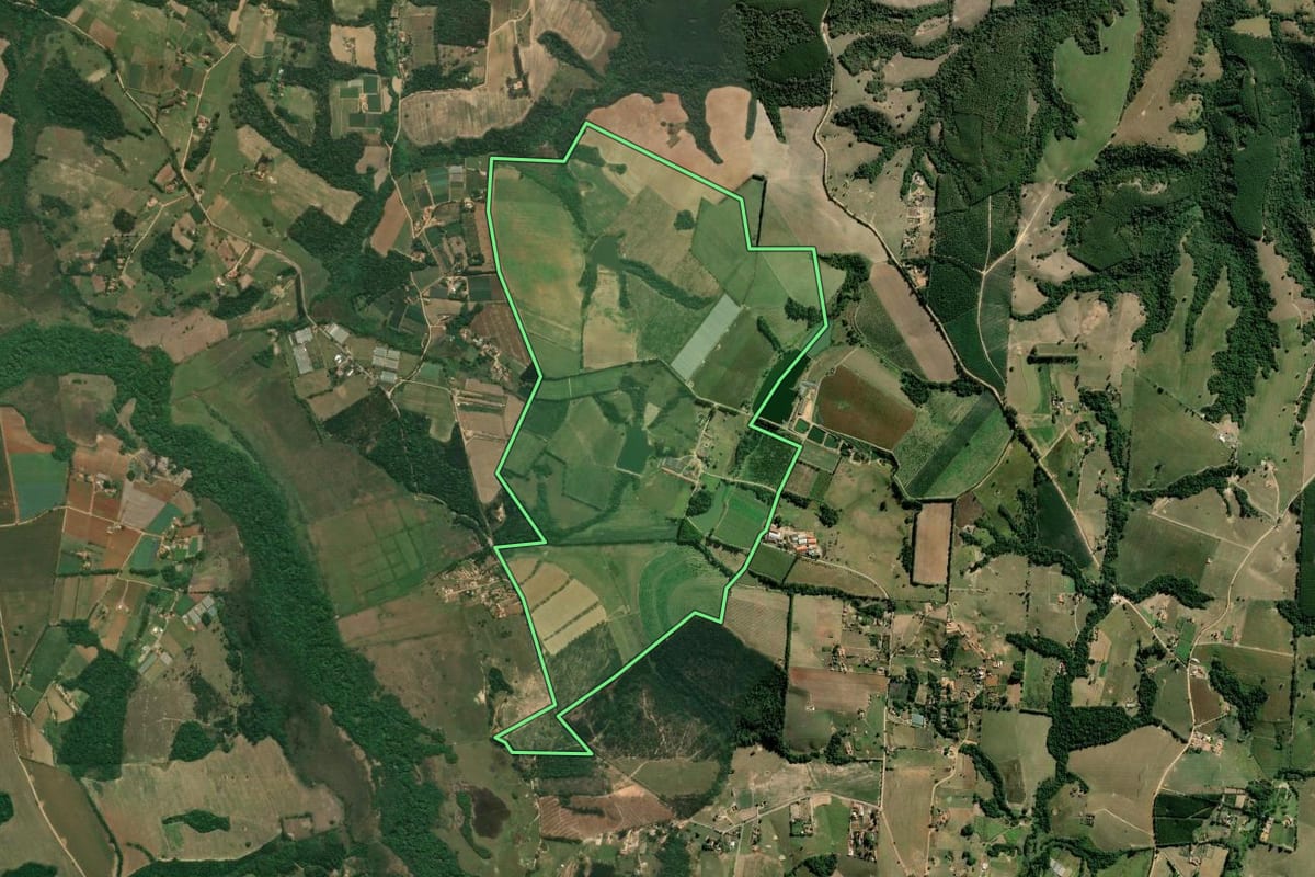 Imagem de satélite do imóvel rural em Pilar do Sul (SP), com o contorno declarado no CAR desenhado por cima.