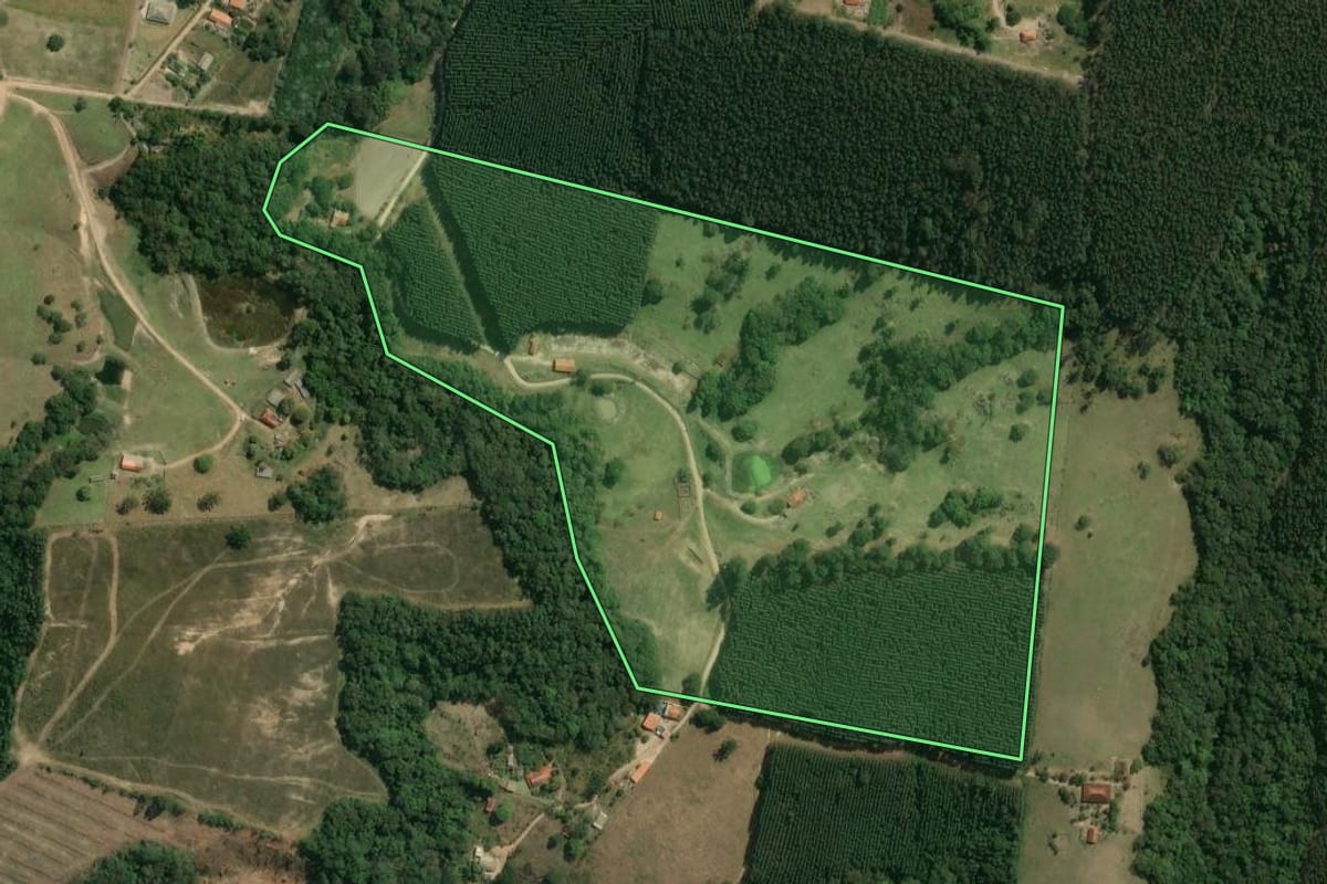 Imagem de satélite do imóvel rural em Pilar do Sul (SP), com o contorno declarado no CAR desenhado por cima.