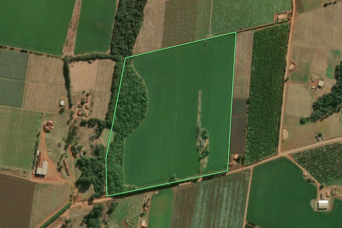Imagem de satélite do imóvel rural em Pilar do Sul (SP), com o contorno declarado no CAR desenhado por cima.