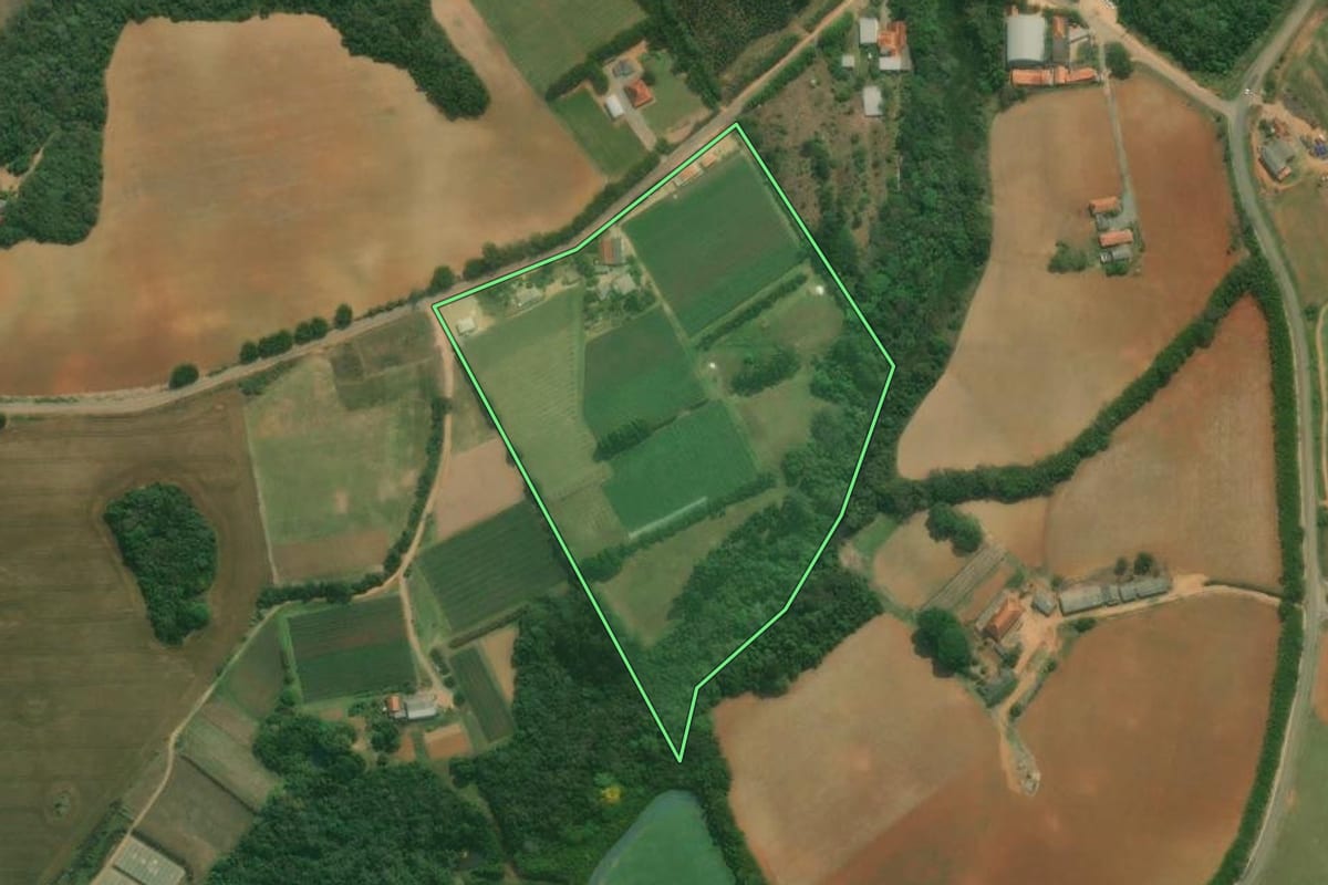 Imagem de satélite do imóvel rural em Pilar do Sul (SP), com o contorno declarado no CAR desenhado por cima.