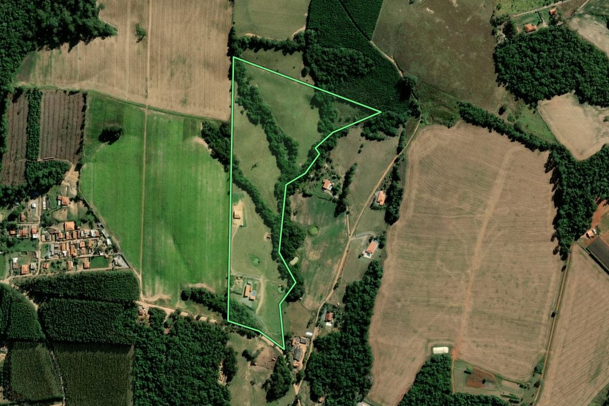 Imagem de satélite do imóvel rural em Pilar do Sul (SP), com o contorno declarado no CAR desenhado por cima.