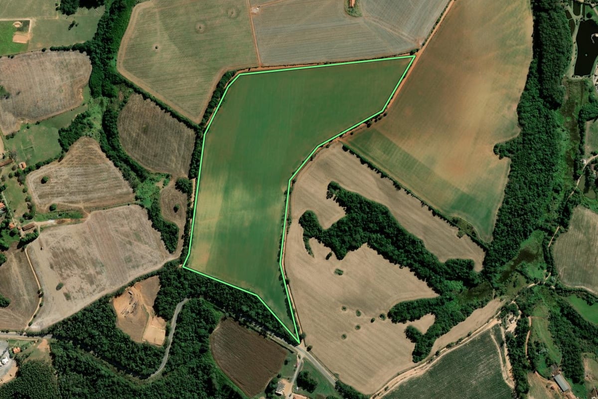Imagem de satélite do imóvel rural em Pilar do Sul (SP), com o contorno declarado no CAR desenhado por cima.