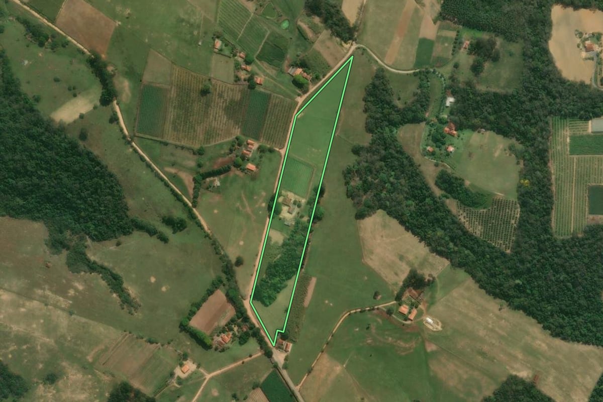 Imagem de satélite do imóvel rural em Pilar do Sul (SP), com o contorno declarado no CAR desenhado por cima.
