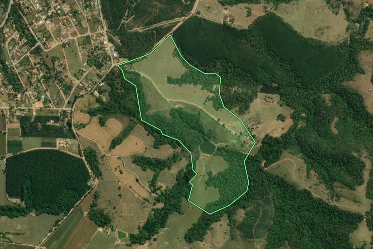 Imagem de satélite do imóvel rural em Pilar do Sul (SP), com o contorno declarado no CAR desenhado por cima.