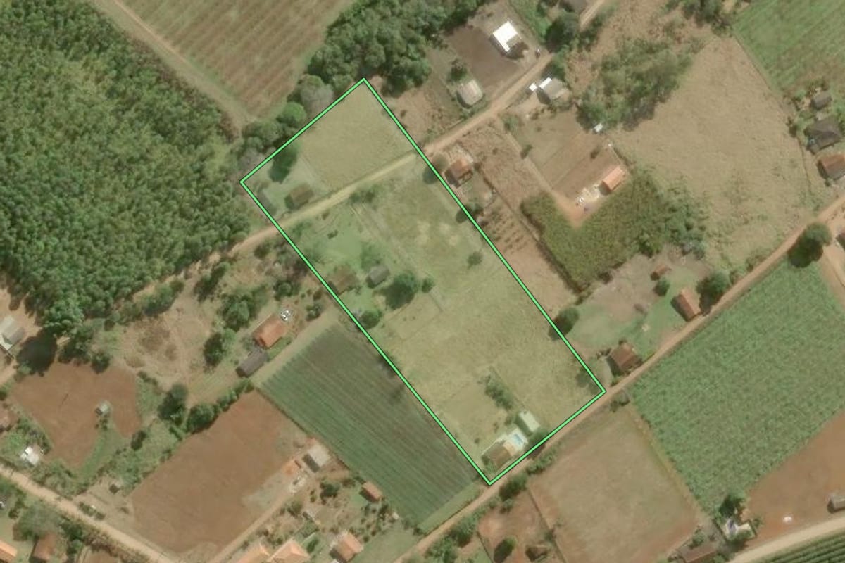 Imagem de satélite do imóvel rural em Pilar do Sul (SP), com o contorno declarado no CAR desenhado por cima.