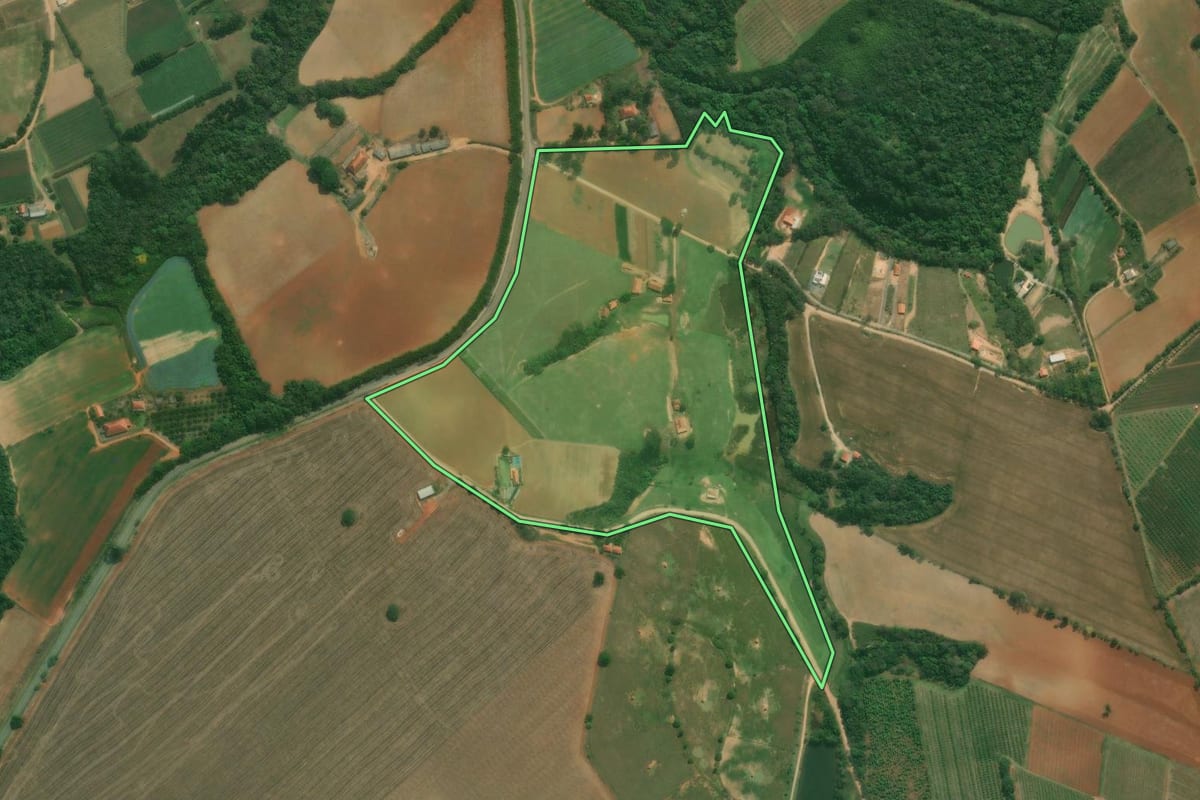 Imagem de satélite do imóvel rural em Pilar do Sul (SP), com o contorno declarado no CAR desenhado por cima.