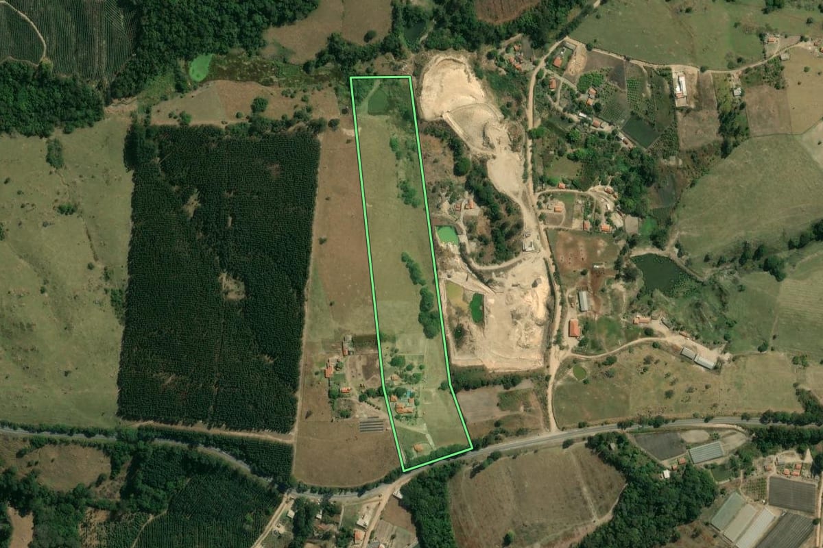 Imagem de satélite do imóvel rural em Pilar do Sul (SP), com o contorno declarado no CAR desenhado por cima.