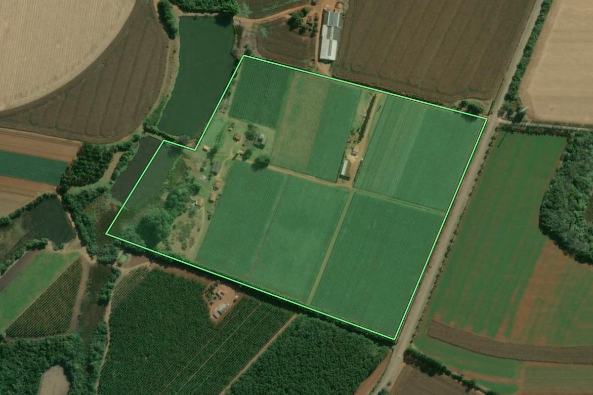 Imagem de satélite do imóvel rural em Pilar do Sul (SP), com o contorno declarado no CAR desenhado por cima.