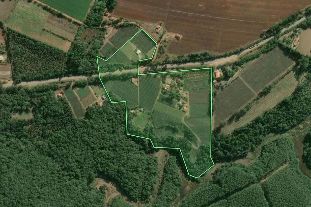 Imagem de satélite do imóvel rural em Pilar do Sul (SP), com o contorno declarado no CAR desenhado por cima.